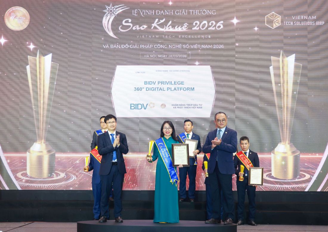 Đại diện Trung tâm Thẻ và Vận hành nhận giải thưởng Sao Khuê 2026 với sản phẩm BIDV Privilege 360o Digital Platform. Ảnh: BIDV 