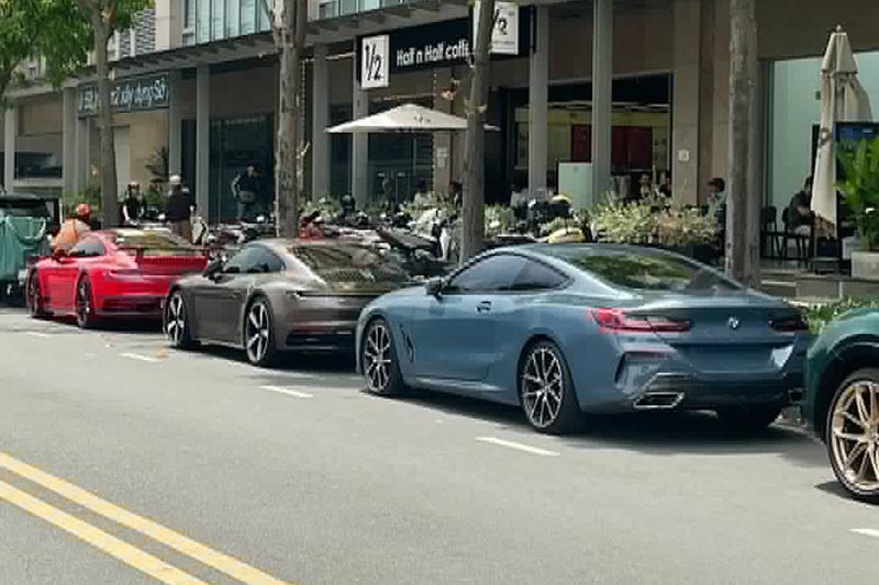 The rare BMW 840i Coupe appeared with a line of Porsche 911 cars on the streets of Ho Chi Minh City. Photo: Minh Thuan