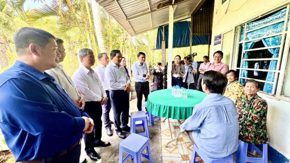 Bí thư Tỉnh ủy Vĩnh Long Trần Văn Lâu thăm hỏi gia đình ông Nguyễn Bửu Nhân tại phường Tân Ngãi. Ảnh: Hoàng Lộc