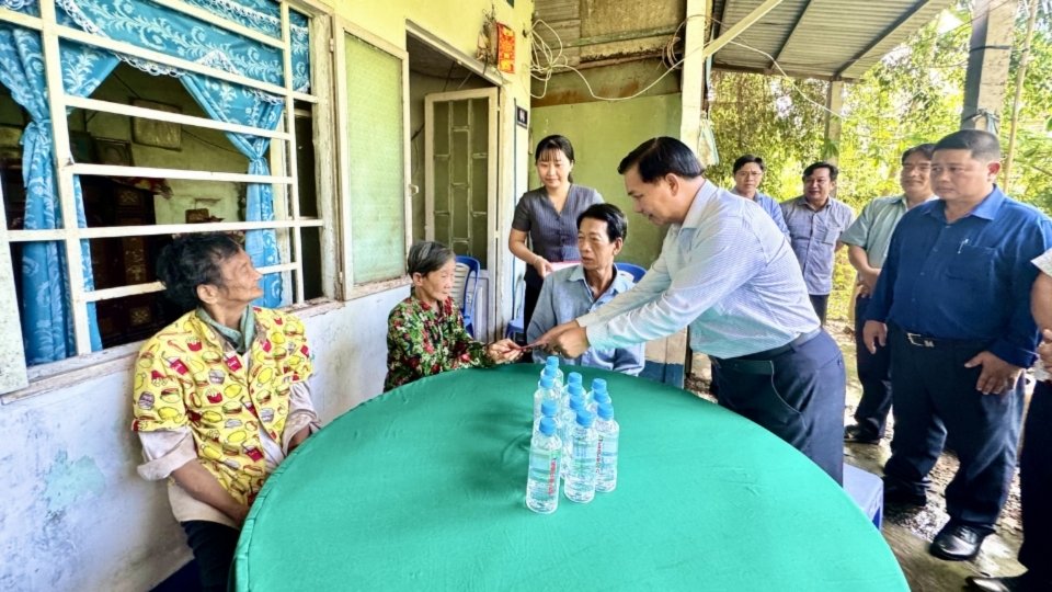 Vinh Long Provincial Party Secretary presents a total support amount of 65 million VND to the family of Mr. Nguyen Buu Nhan. Photo: Hoang Loc