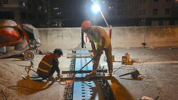 Công nhân thực hiện việc duy tu, sửa chữa đường Vành đai 3 trên cao. Ảnh: Phạm Công