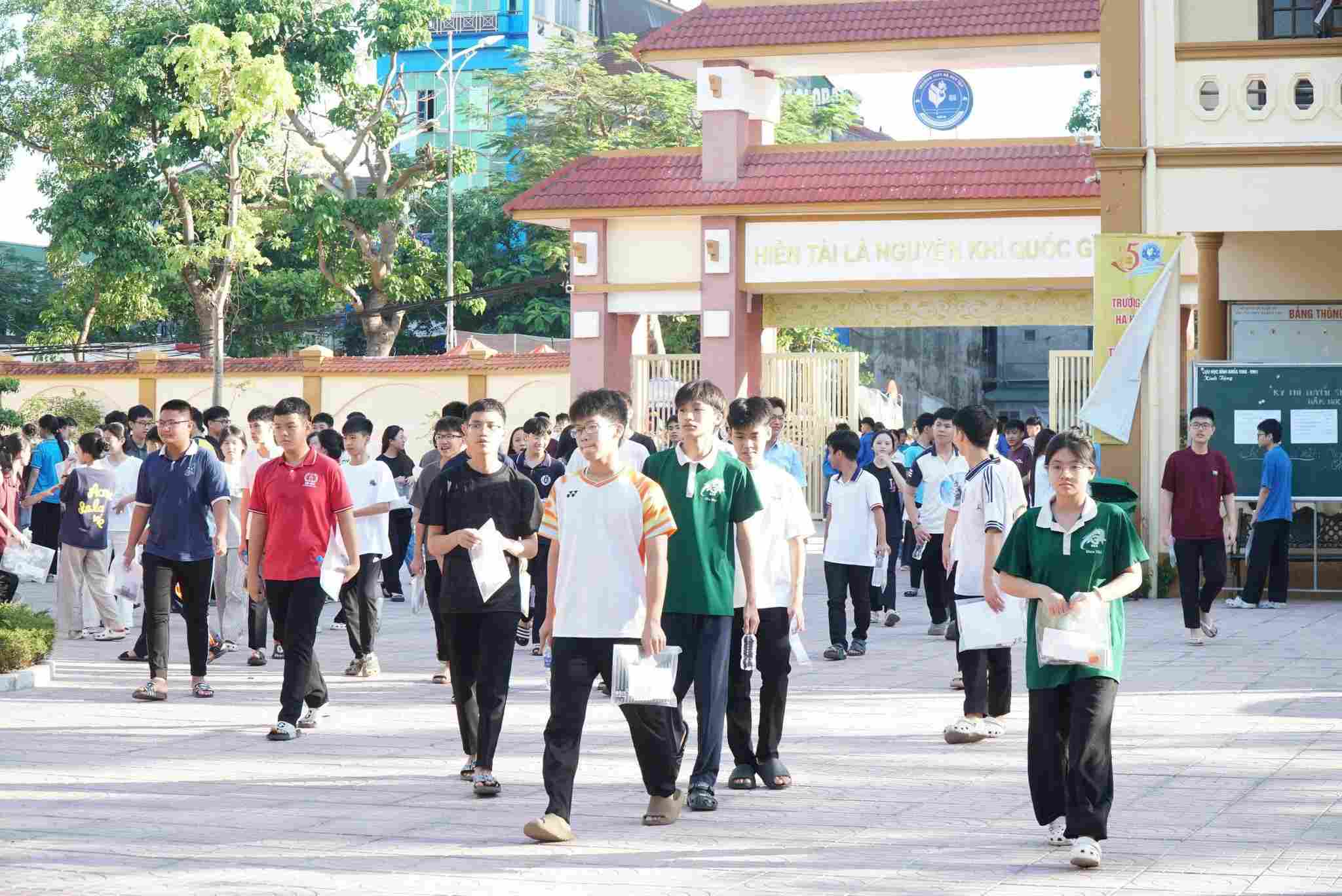 The entrance exam to 10th grade in the 2026 - 2027 school year in Nghe An has more than 500 exam papers achieving a score of 10. Photo: Ngoc Anh