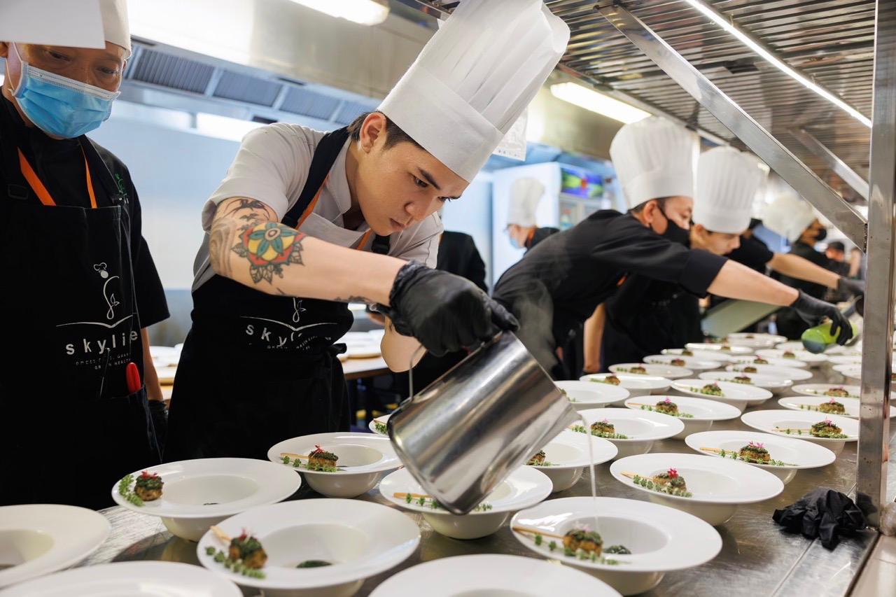 AI supports chefs but cannot replace them in creating dishes. Photo: QV.