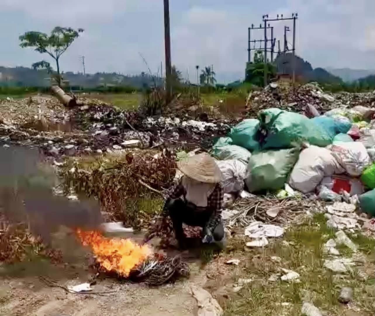Handling cases of burning solid waste in Phu Thu 2 residential group. Photo: Nhi Chieu Ward