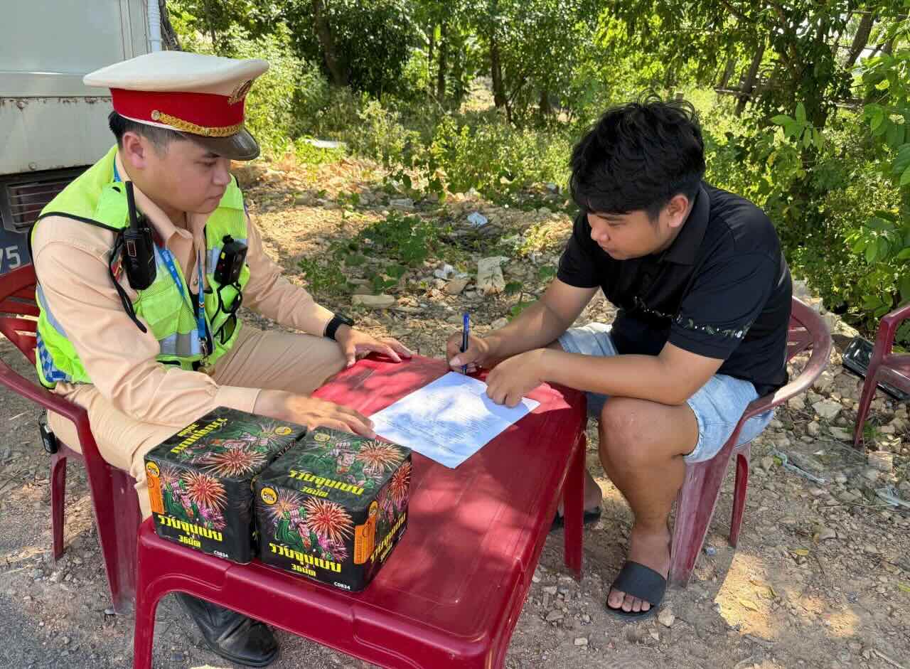 People voluntarily hand over fireworks to officers of the Traffic Police Department of Quang Tri Provincial Police. Photo: Traffic Police Department of Quang Tri Provincial Police
