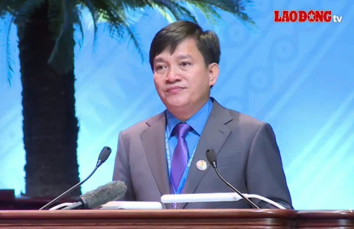 Mr. Nguyen Xuan Hung - Vice President of the Vietnam General Confederation of Labor reports on receiving and explaining the Draft Charter of the Vietnam Trade Union. Photo: Huu Chanh