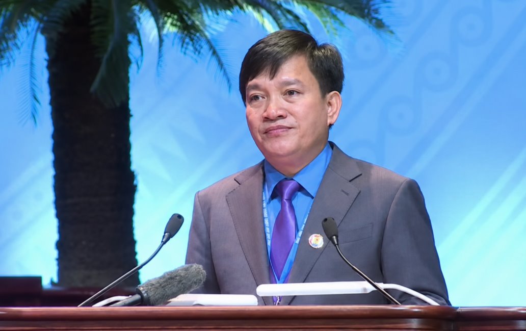 Mr. Nguyen Xuan Hung - Vice President of the Vietnam General Confederation of Labor reports on receiving and explaining the Draft Charter of the Vietnam Trade Union. Photo: Huu Chanh