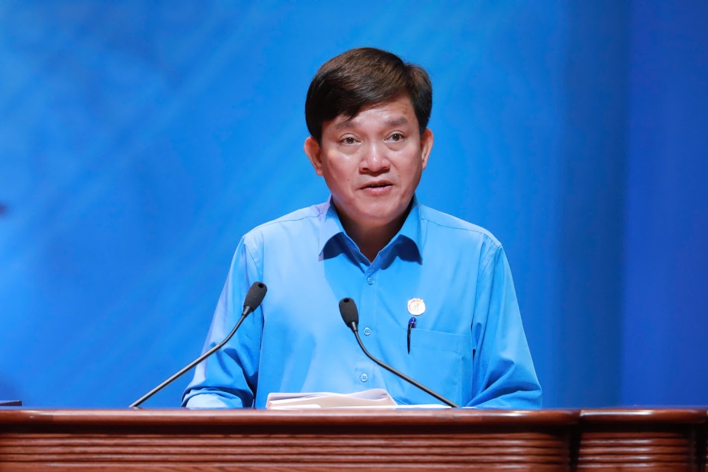 Mr. Nguyen Xuan Hung - Vice President of the Vietnam General Confederation of Labor reports on receiving and explaining the Draft Charter of the Vietnam Trade Union. Photo: Huu Chanh