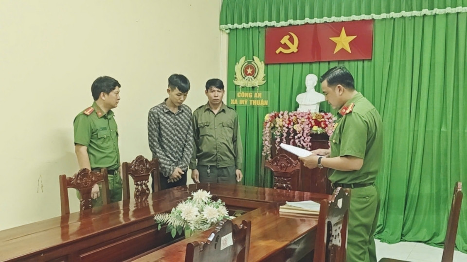 Defendant Ngo Hung Hai was temporarily detained after the investigating agency resumed the investigation of the property theft case. Photo: Vinh Long Police