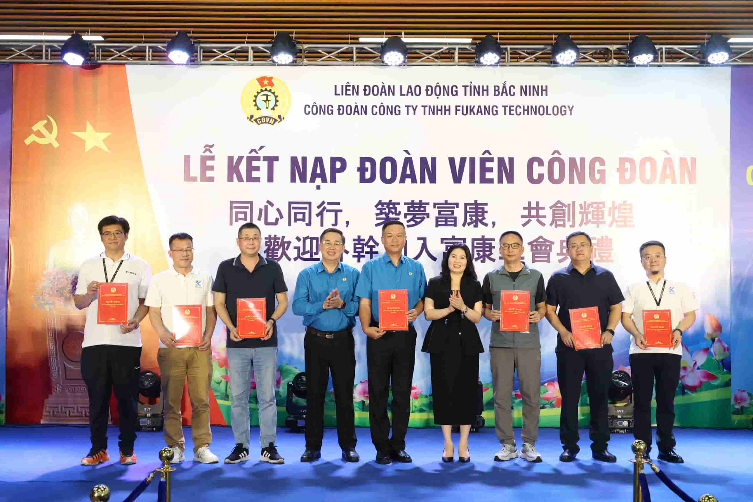 Đại diện Liên đoàn Lao động tỉnh Bắc Ninh trao Quyết định kết nạp đoàn viên cho người lao động nước ngoài thuộc Công ty TNHH Fukang Technology. Ảnh: Quyết Chiến. 