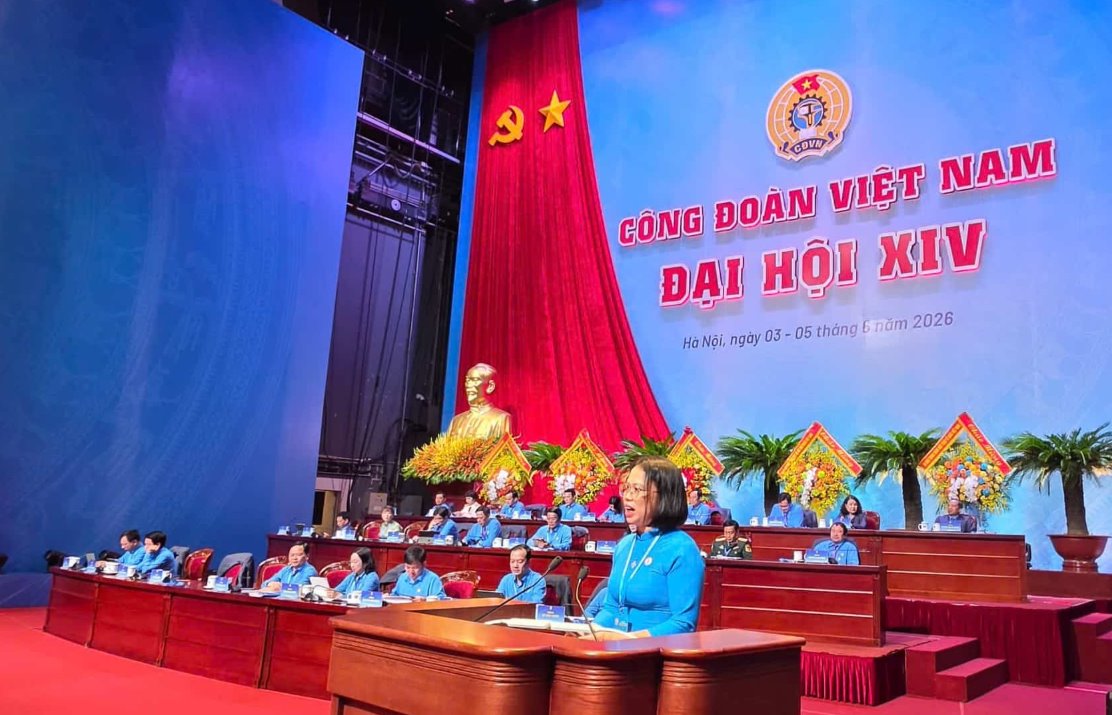 Ms. Nguyen Thi Minh Ngoc - Vice President of the Bac Ninh Provincial Labor Federation, Head of the Industrial Park Trade Union, spoke at the Congress. Photo: Huu Chanh.
