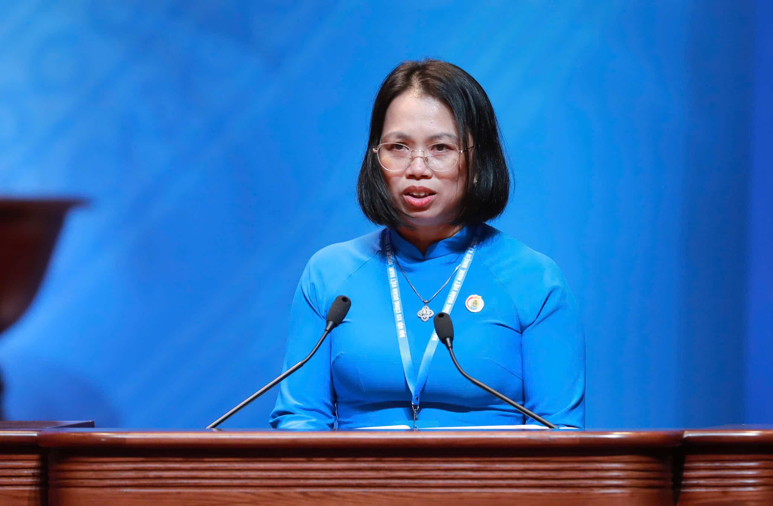 Ms. Nguyen Thi Minh Ngoc - Vice President of the Bac Ninh Provincial Labor Federation, Head of the Industrial Park Trade Union, spoke at the Congress. Photo: Huu Chanh.