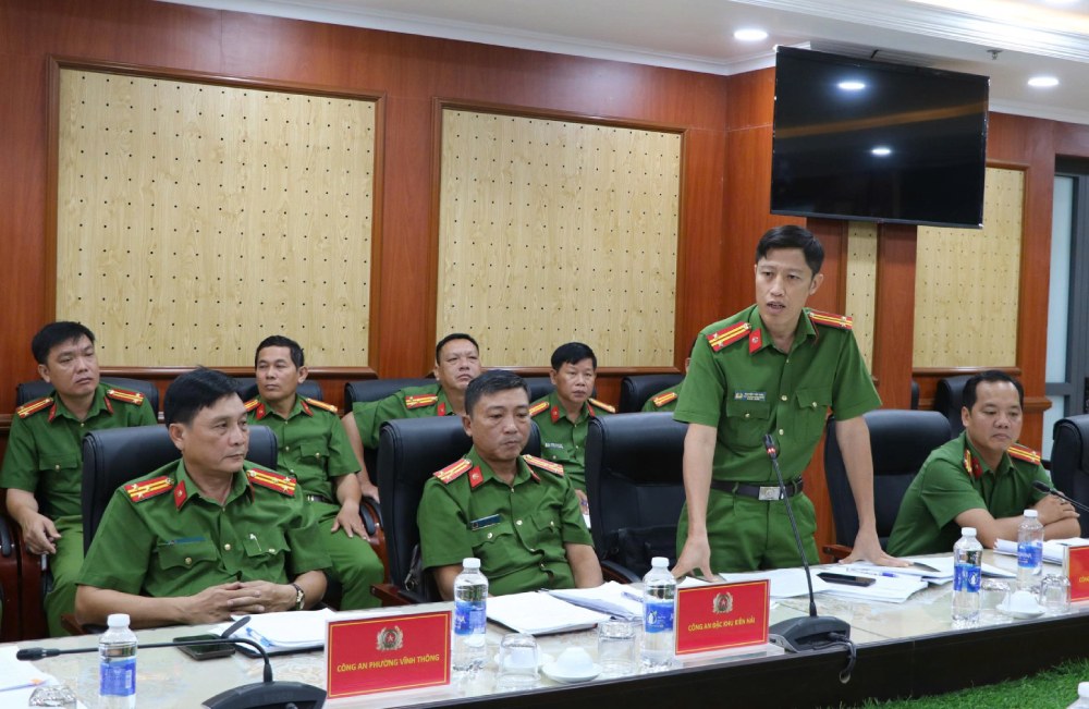 Các đại biểu tham dự hội nghị tham gia đóng góp ý kiến. Ảnh: Tiến Dũng