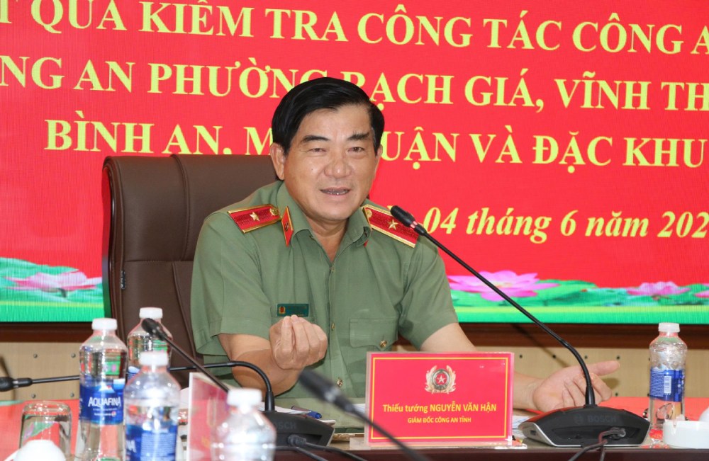 Thiếu tướng Nguyễn Văn Hận, Giám đốc Công an tỉnh An Giang phát biểu tại hội nghị. Ảnh: Tiến Dũng