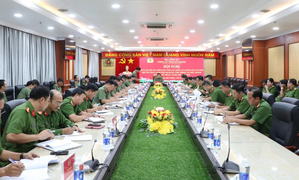 The conference announced the conclusions of inspection and evaluation of all aspects of Public Security work in the first 6 months of 2026 for the Public Security of communes, wards, and special zones belonging to Rach Gia Cluster. Photo: Tien Dung