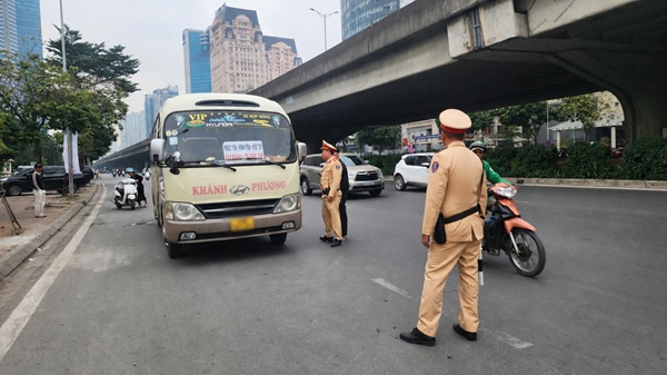 Hanoi police strongly handle passenger cars picking up passengers around My Dinh. Photo: Minh Hanh