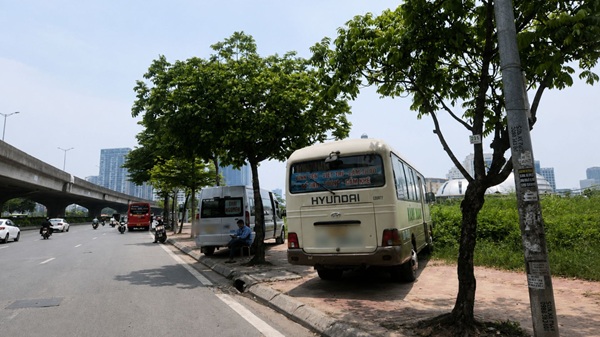 Nhiều phương tiện chiếm dụng vỉa hè để đón khách. Ảnh: Minh Hạnh 