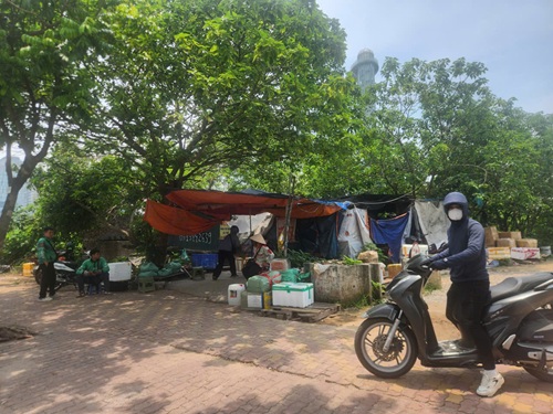 Một điểm tiếp nhận hàng hoá cho các nhà xe trên đường Phạm Hùng. Ảnh: Minh Hạnh 