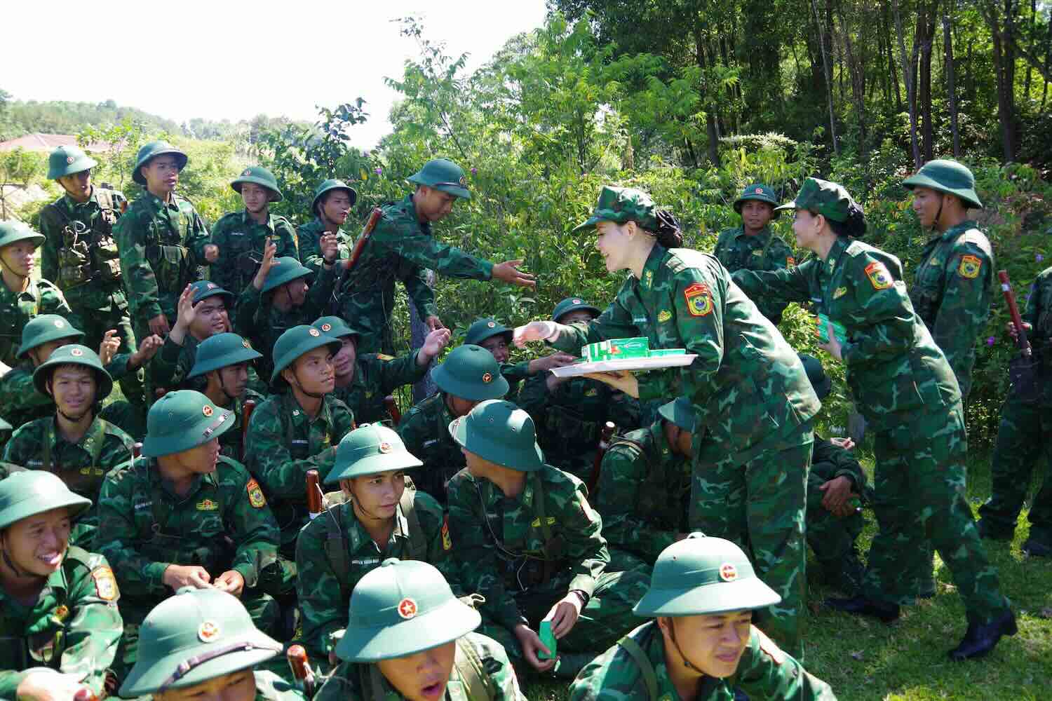 Hue City Border Guard Women's Union donates vitamin C to supplement health for new soldiers. Photo: Vo Tien.