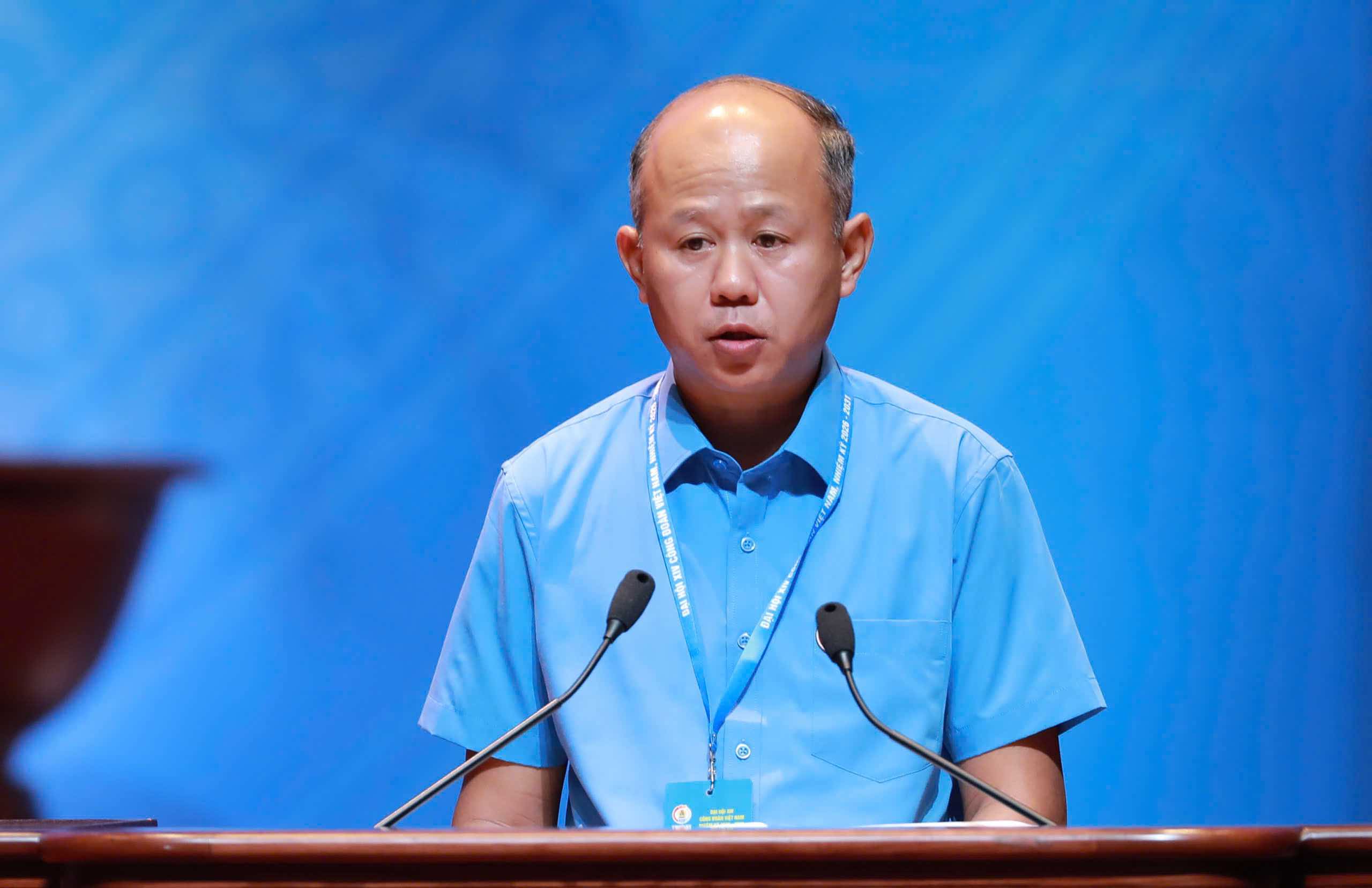 Mr. Le Van Dai - Standing Vice Chairman of the Da Nang City Labor Federation speaking at the 14th Congress of the Vietnam Trade Union. Photo: Huu Chanh