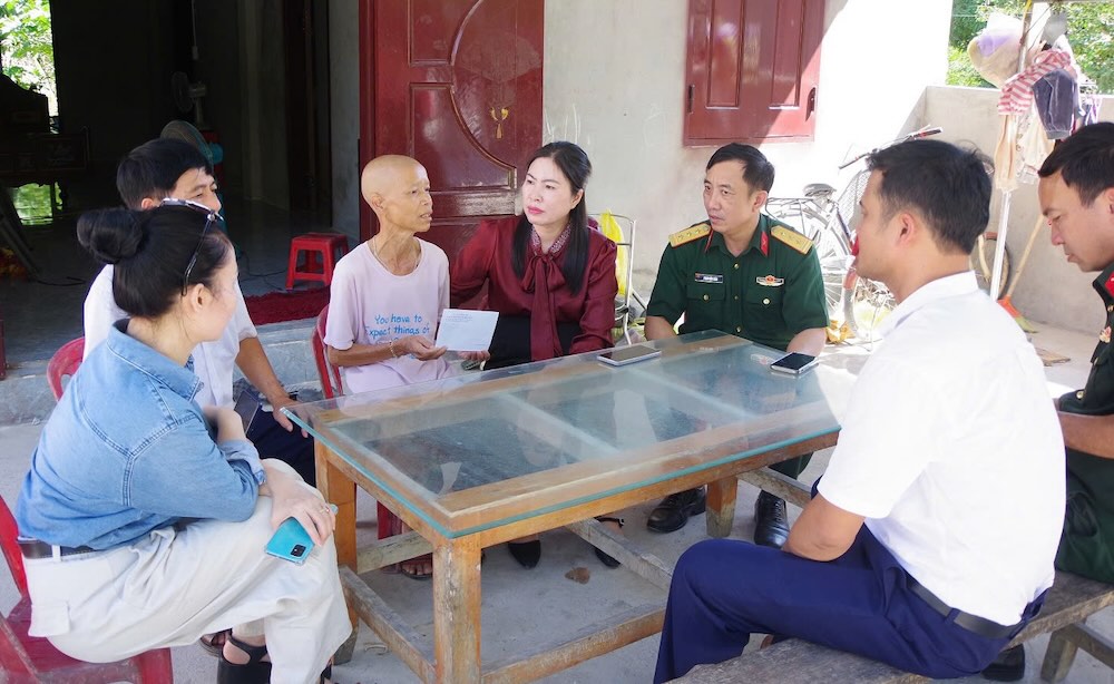 Military-civilian solidarity through the Village News program. Photo: Xuan Dien