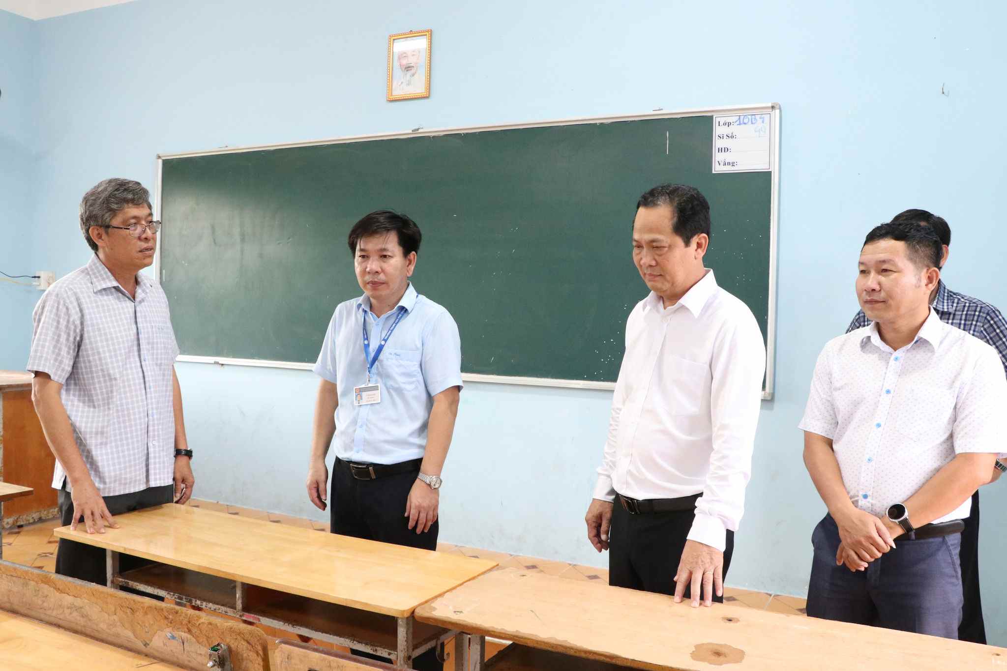 Ông Nguyễn Minh – Phó Chủ tịch UBND tỉnh, Trưởng Ban Chỉ đạo Kỳ thi tốt nghiệp THPT năm 2026 tỉnh Lâm Đồng kiểm tra công tác chuẩn bị tại các điểm thi. Ảnh: Linh Thư 