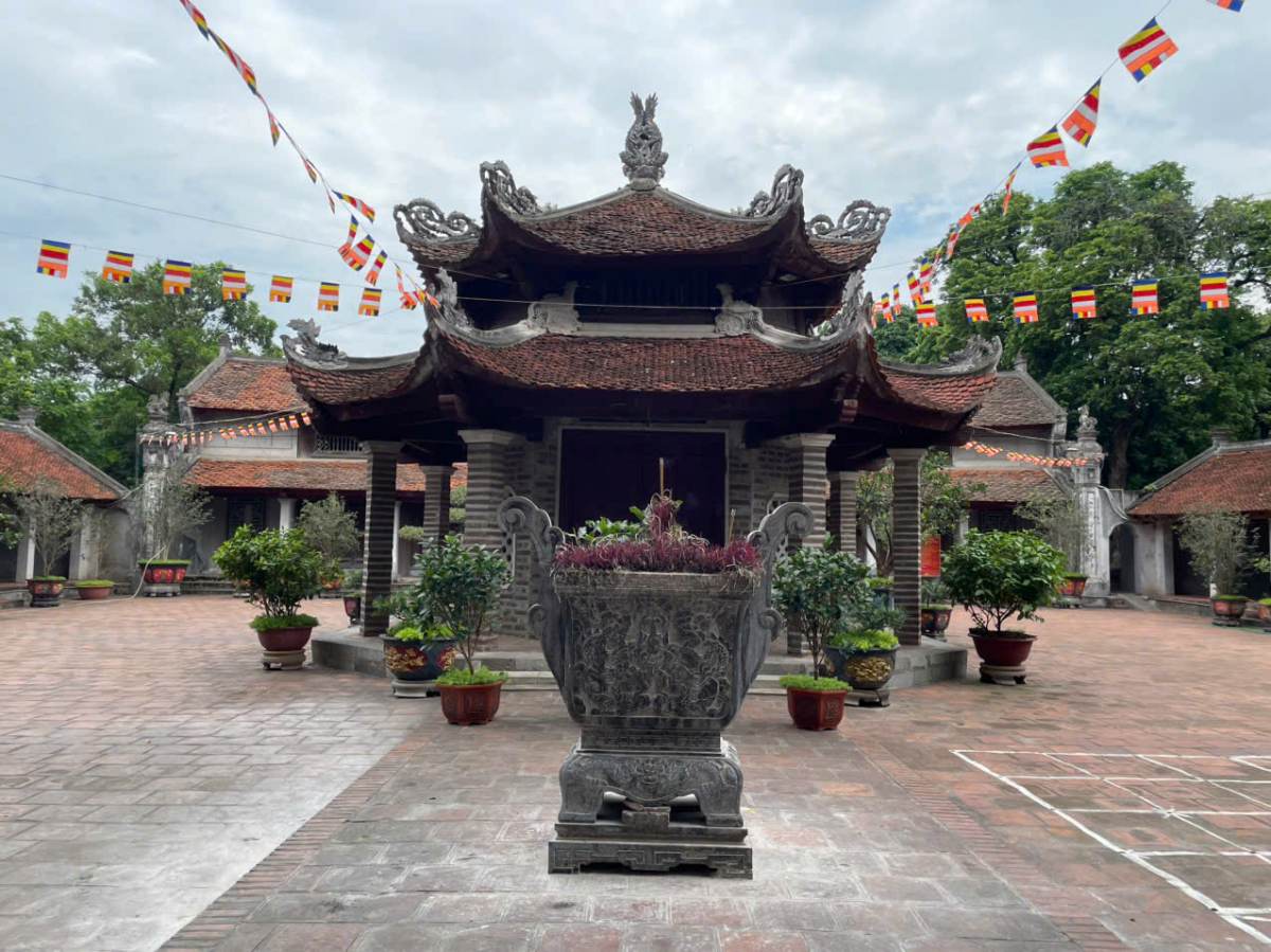 Incense offering area in the yard of Lang Pagoda. Photo: I La