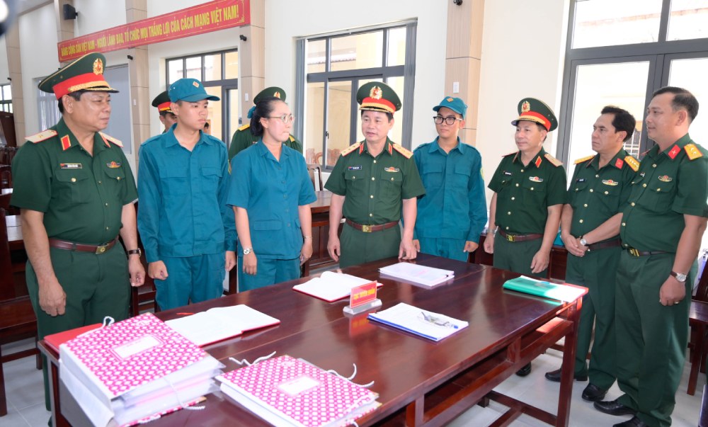 Senior Lieutenant General Do Xuan Tung, Member of the Party Central Committee, Deputy Director of the General Department of Politics inspects the implementation of Party work - political work at the Phu Quoc Special Military Command. Photo: Phuong Vu