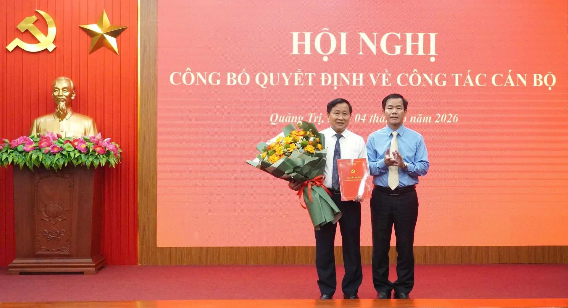 Mr. Nguyen Van Phuong - Provincial Party Secretary presents the decision on the appointment of the Secretariat to Mr. Ho Thanh Hai - Head of the People's Procuracy of Quang Tri province. Photo: Hai Phong