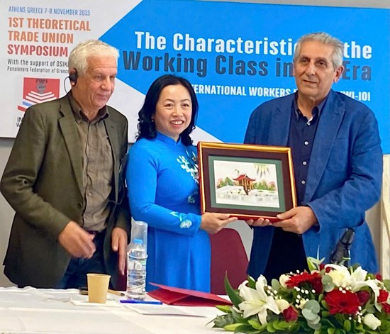 Standing Vice President of the Vietnam General Confederation of Labour Thai Thu Xuong, presents gifts to Mr. George Mavrikos - Honorary President of WFTU, President of the International Institute of Workers on the occasion of attending the International Trade Union Conference from November 3-7, 2025 in Greece. Photo: Trade Union Affairs Committee of the Vietnam General Confederation of Labour