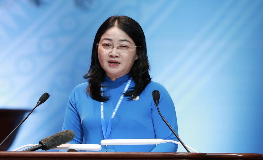 Ms. Nguyen Kim Loan - City Party Committee Member, Vice President of the Ho Chi Minh City Labor Federation - presents a paper at the 14th Congress of the Vietnam Trade Union. Photo: Hai Nguyen