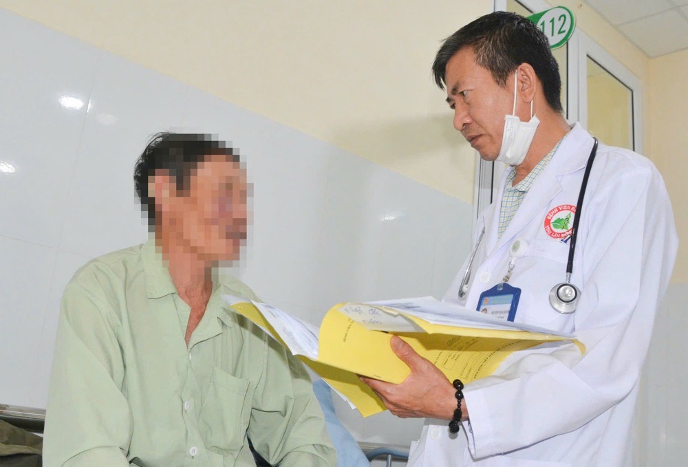 Mr. H.L., one of the 4 people with his family hospitalized for treatment after eating wild mushrooms. Photo: Than Hy