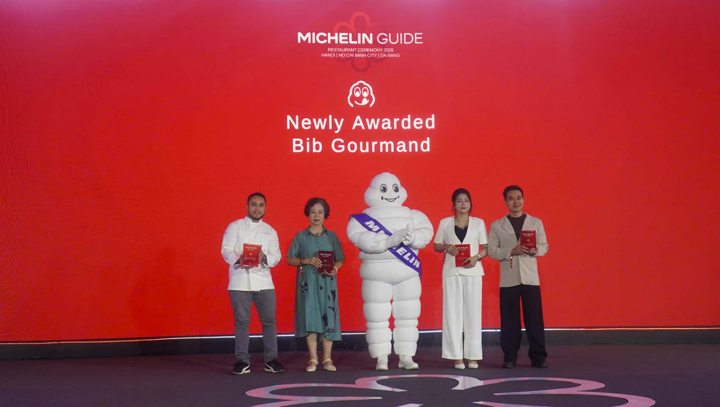 Các đại diện nhà hàng mới nhận giải  Bib Gourmand. Ảnh: Minh Chính