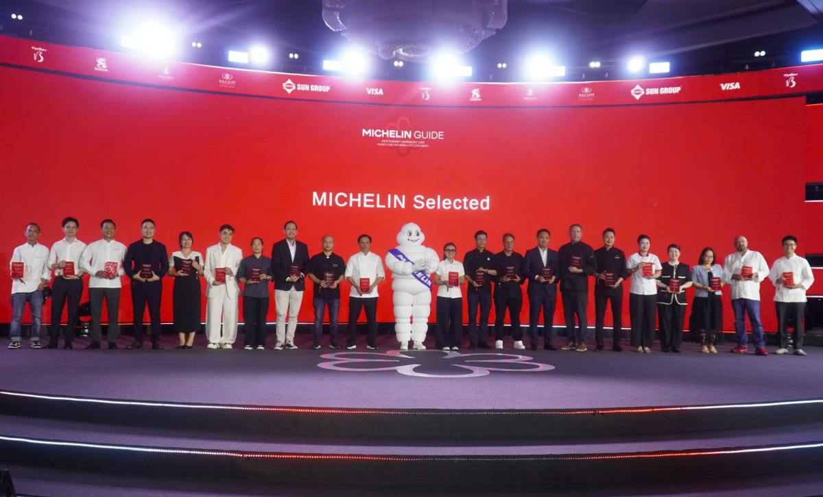 Một số đại diện nhà hàng lên nhận giải Michelin Selected 2026. Ảnh: Minh Chính