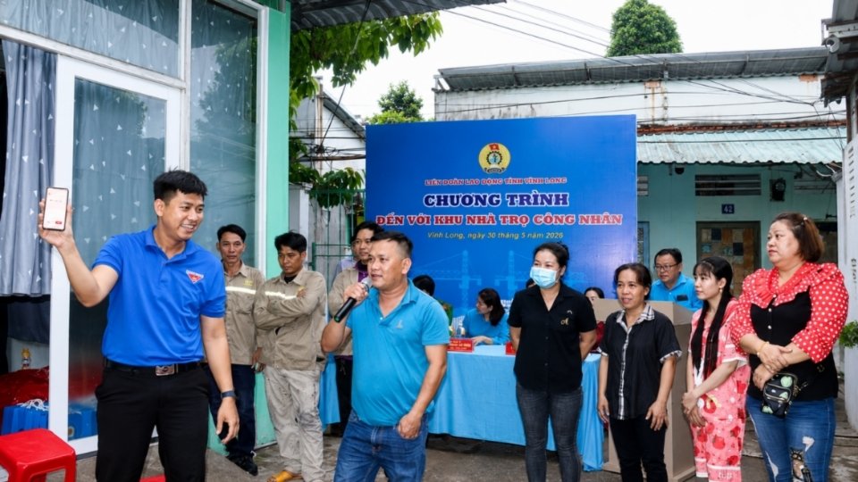 Không khí giao lưu sôi nổi tại chương trình chăm lo công nhân lao động. Ảnh: Hoàng Lộc