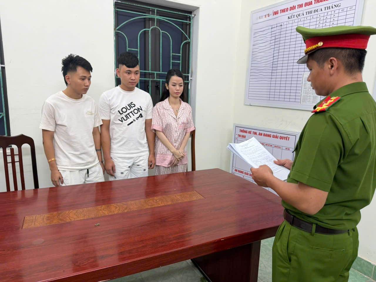 Vu Phuc Ward Police arrest subjects buying, selling, and illegally storing drugs. Photo: Hung Yen Provincial Police