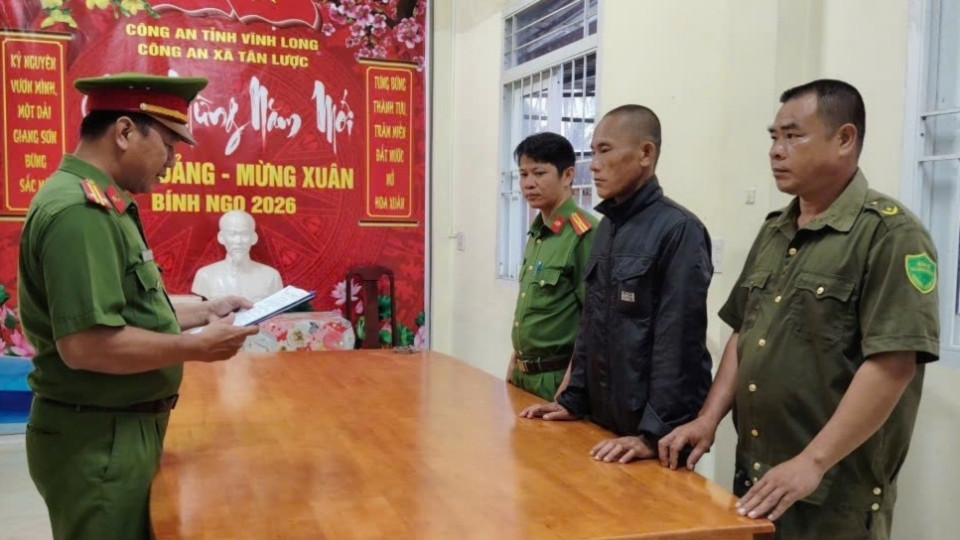 La Agencia de Investigación Policial de la Policía Provincial de Vinh Long ejecuta la orden de arresto de Dinh Quang Dat, para servir a la investigación del caso de robo de repuestos de bombas de agua. Foto: Policía de Vinh Long