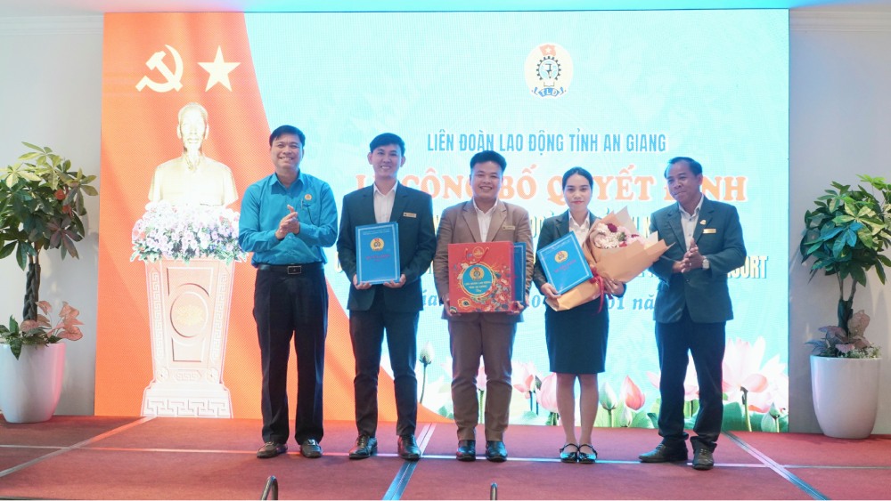 Establishment of the grassroots trade union branch of KVY Vietnam - MerPerle Nui Sam Resort Joint Stock Company and admission of 35 trade union members. Photo: Nguyen Anh