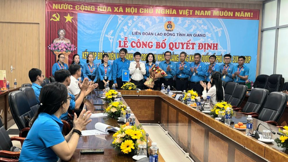 Lễ công bố quyết định thành lập CĐCS chi nhánh Cảng Hàng không Quốc tế Phú Quốc Sun Group. Ảnh: LĐLĐ An Giang