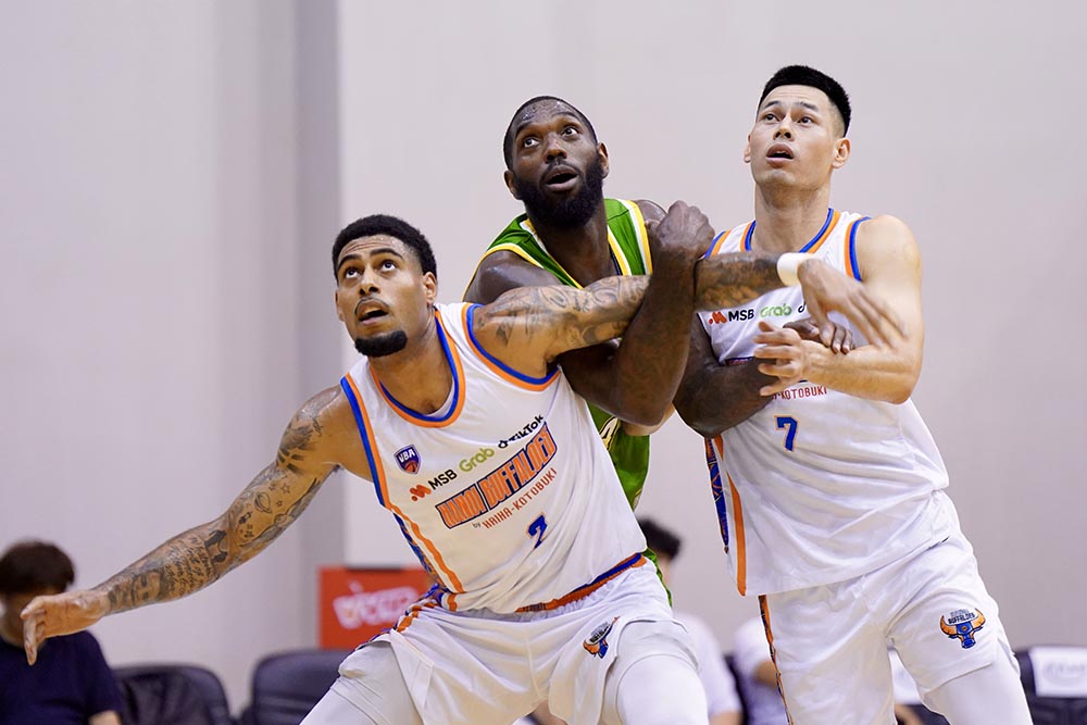 Hanoi Buffaloes (white shirt) shows outstanding strength against Cantho Catfish at VBA 2026. Photo:VBA