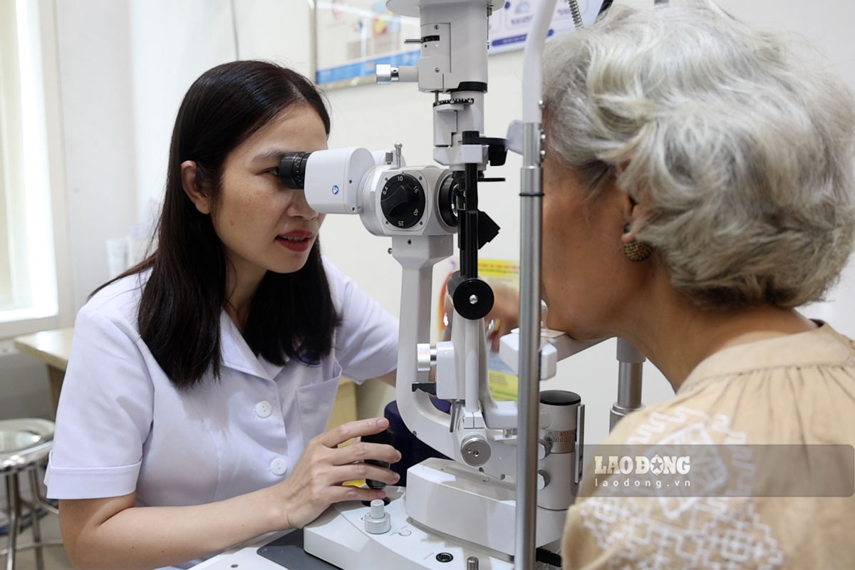 의사가 모든 사람에게 백내장을 예방하는 방법을 알려줍니다