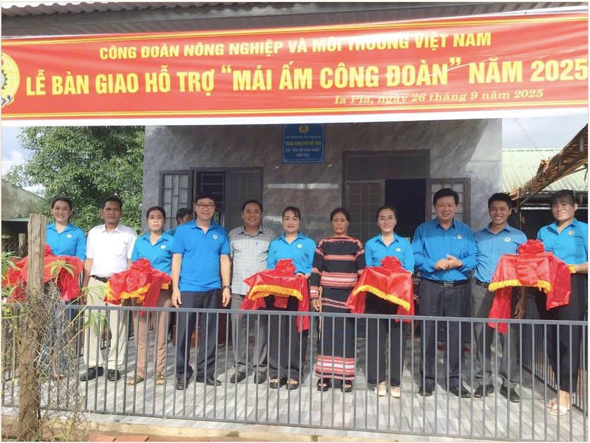 Công đoàn Nông nghiệp và Môi trường Việt Nam bàn giao nhà Mái ấm Công đoàn cho đoàn viên thuộc công đoàn Tổng Công ty Cà Phê Việt Nam.   Ảnh: Công đoàn ngành cung cấp