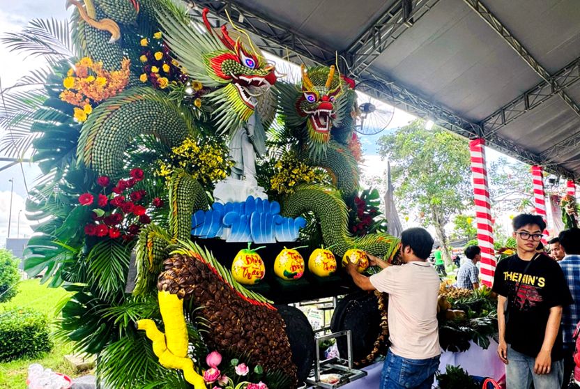 Trang trí trái cây thành linh vật phục vụ Lễ hội Trái cây Đồng Tháp lần thứ I năm 2026. Ảnh: Việt Tiến