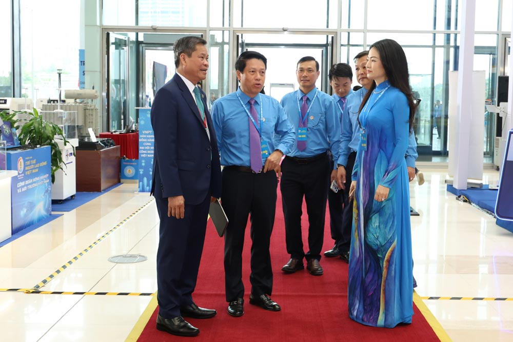 Các đại biểu thảo luận bên lề Đại hội. Ảnh: Hải Nguyễn
