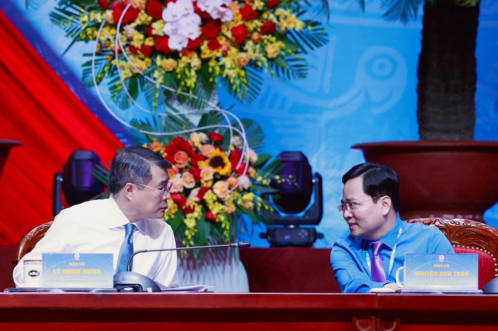 Đồng chí Lê Minh Hưng - Ủy viên Bộ Chính trị, Thủ tướng Chính phủ và đồng chí Nguyễn Anh Tuấn - Ủy viên Ban chấp hành Trung ương Đảng, Phó Chủ tịch Ủy ban Trung ương Mặt trận Tổ quốc Việt Nam, Bí thư Đảng ủy, Chủ tịch Tổng Liên đoàn Lao động Việt Nam khoá XIV, nhiệm kỳ 2026 - 2031 - tại phiên thảo luận. Ảnh: Hải Nguyễn