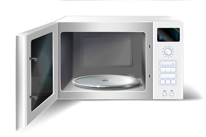 Dirty microwave ovens not only cause unpleasant odors but can also become a place for bacteria to accumulate. Photo: Cat Tien