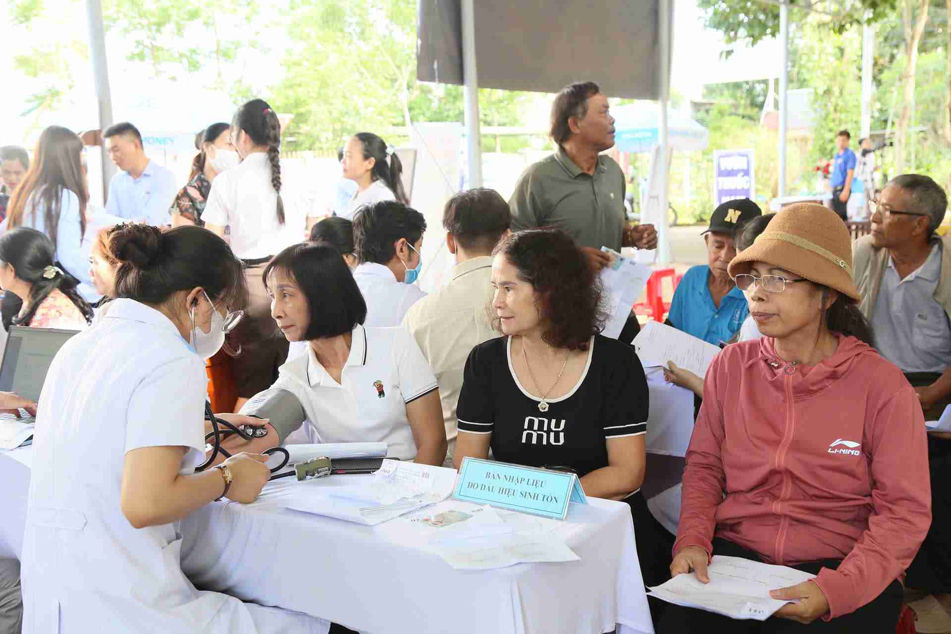 Người dân có hoàn cảnh khó khăn ở địa bàn phường Tân An được hỗ trợ khám sức khỏe. Ảnh: Bảo Trung