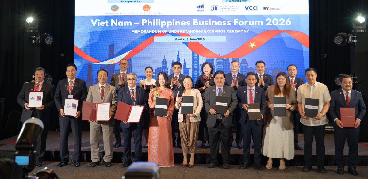 Phó Thủ tướng, Bộ trưởng Bộ Quốc phòng Phan Văn Giang cùng các lãnh đạo cấp cao chứng kiến lễ trao văn kiện hợp tác của các doanh nghiệp giữa hai nước, trong đó có PV GAS và PETRON. Ảnh: PV GAS