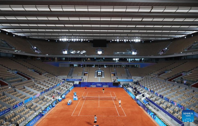 According to the Roland Garros Organizing Committee, Philippe-Chatrier stadium only closes the roof when the wind speed exceeds 60km/h or other extreme weather conditions. Photo: Xinhua