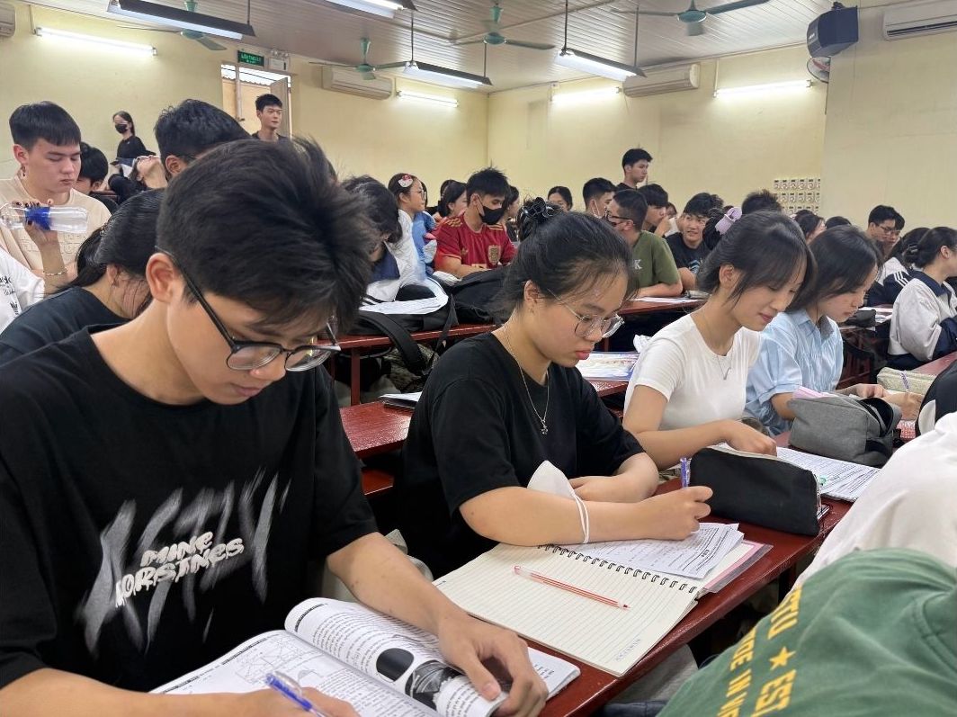 Nhiều học sinh lớp 12 đang bước vào giai đoạn tổng ôn cuối cùng, củng cố kiến thức trọng tâm để sẵn sàng cho kì thi tốt nghiệp THPT 2026. Ảnh: Phương Anh